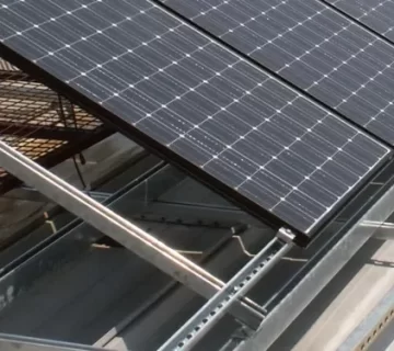 بهترین متریال برای استراکچر پنل خورشیدی؛ کدام انتخاب بهینه‌تر است؟